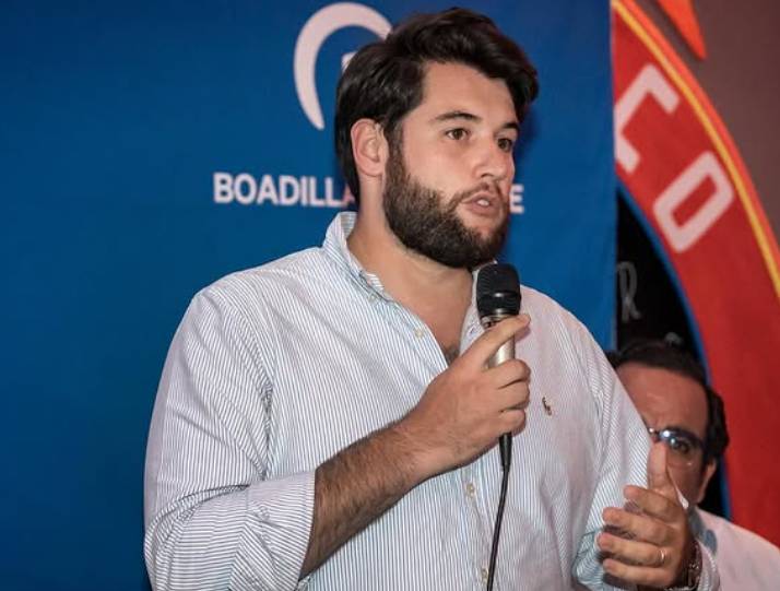 El número dos de les joventuts del PP estripa el carnet i demana el vot per a Vox