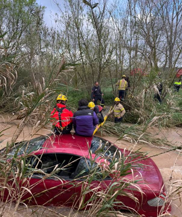 Rescaten dues persones atrapades sobre el seu cotxe quan intentaven creuar el riu Gaià a Montferri