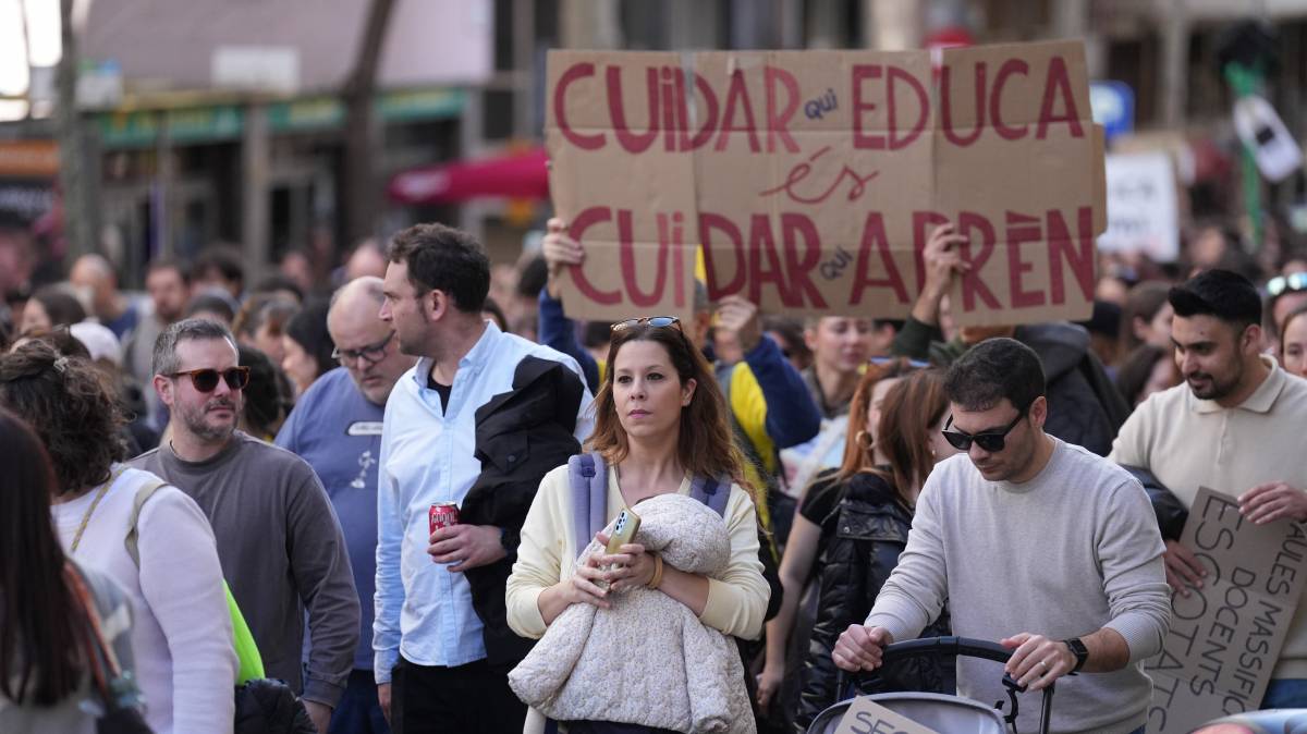 Educació apuja l'aposta amb el salari, convenç CCOO i UGT i espera a la resta de sindicats