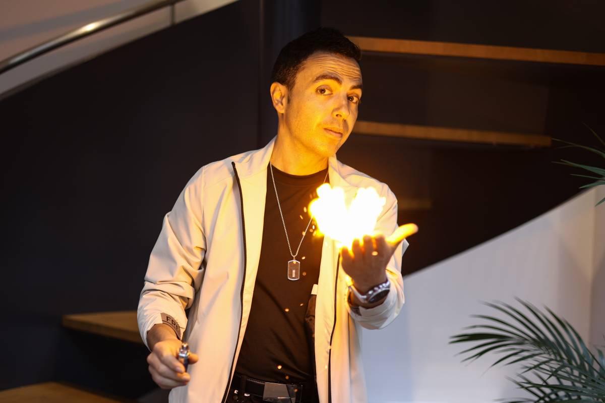 Albert Llorens, el mag que torna a casa amb les butxaques plenes de trucs i mig món a la maleta