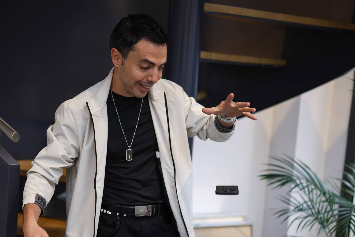 L’Albert mentre feia levitar des del terra fins a la seva mà un telèfon mòbil a la redacció del Diari de Sabadell - Víctor Castillo L’Albert mentre feia levitar des del terra fins a la seva mà un telèfon mòbil a la redacció del Diari de Sabadell