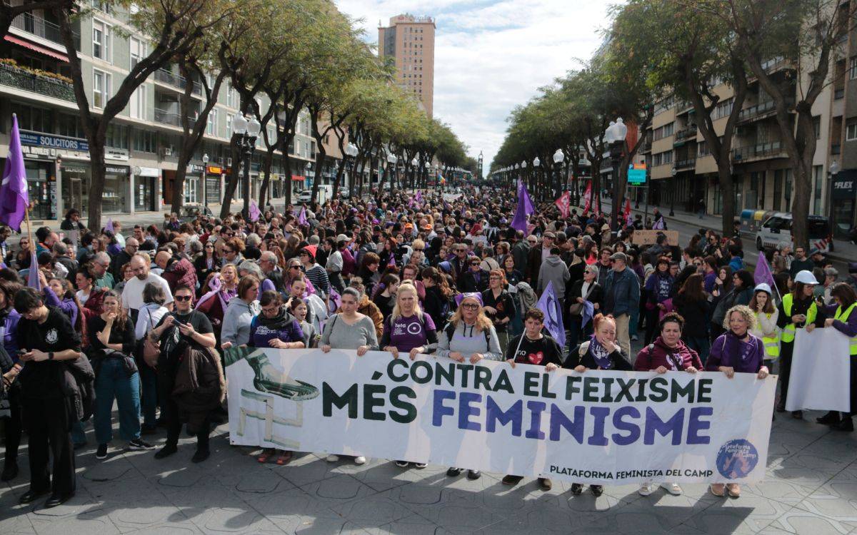 Clam feminista a Tarragona amb 1.500 persones en la manifestació unitària del 8-M
