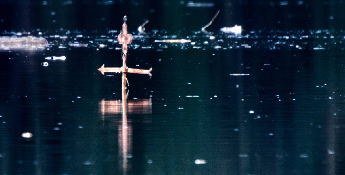 Detall de la creu del campanar de l`antiga església de Sant Romà de Sau - Emili Vilamala Detall de la creu del campanar de l`antiga església de Sant Romà de Sau