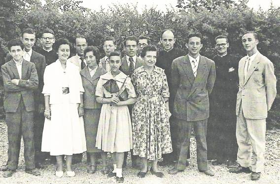 Catequistes de les coves de Sant Oleguer l’any 1955 (la Maria Teresa, amb vestit blanc) - Cedida (Família Borri Ferran)