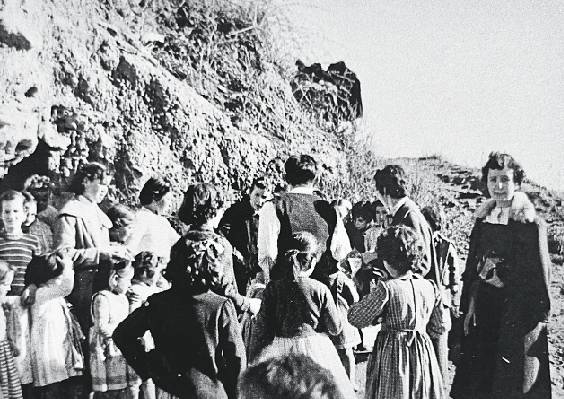 La Maria Teresa amb jovent de les coves l’any 1955 - Cedida (Família Borri Ferran)