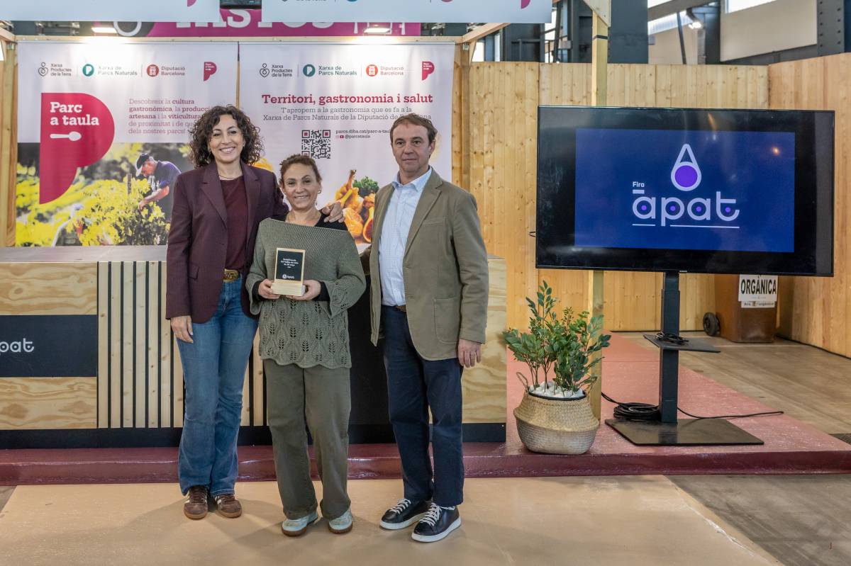 Sandra Clavell, del bar del Mercat de la Creu Alta recollint el premi - Juanma Peláez Sandra Clavell, del bar del Mercat de la Creu Alta recollint el premi