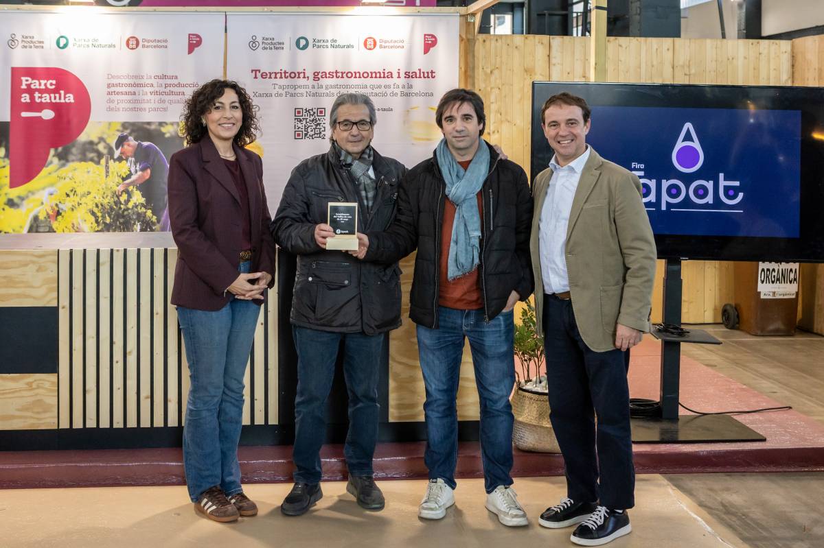Els propietaris del restaurant Can Feu recollint el premi - Juanma Peláez Els propietaris del restaurant Can Feu recollint el premi