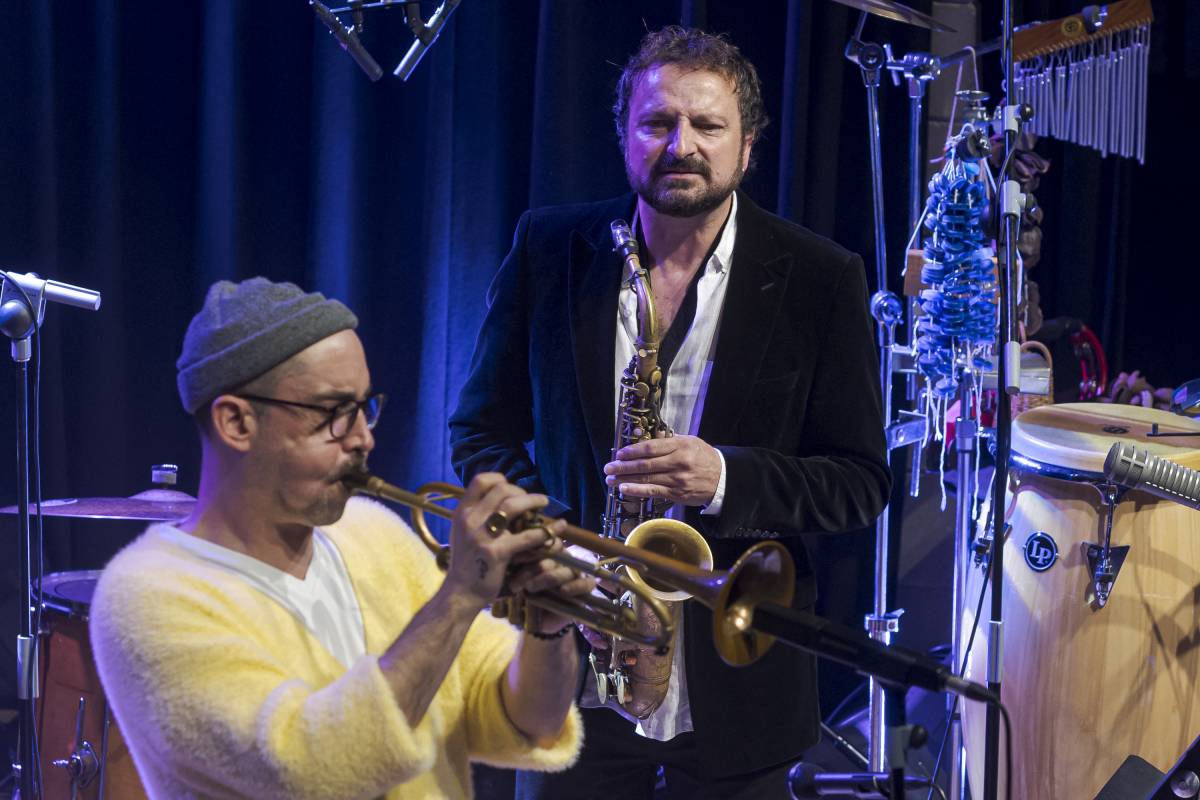 Guim Balasch, assistint al solo del trompetista Raynald Colom - Lluís Clotet Guim Balasch, assistint al solo del trompetista Raynald Colom