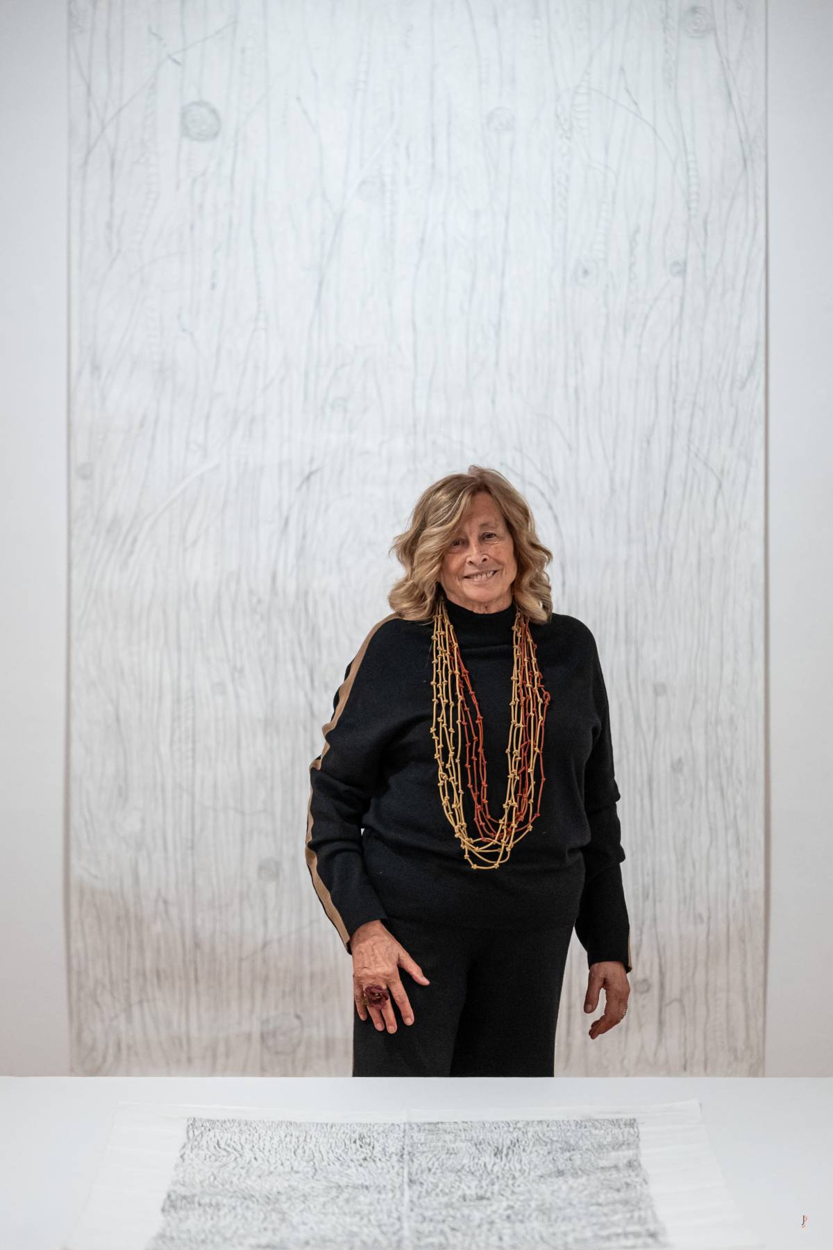 L'artista Montserrat Senserrich, davant del gravat del tronc d'un arbre - JUANMA PELÁEZ