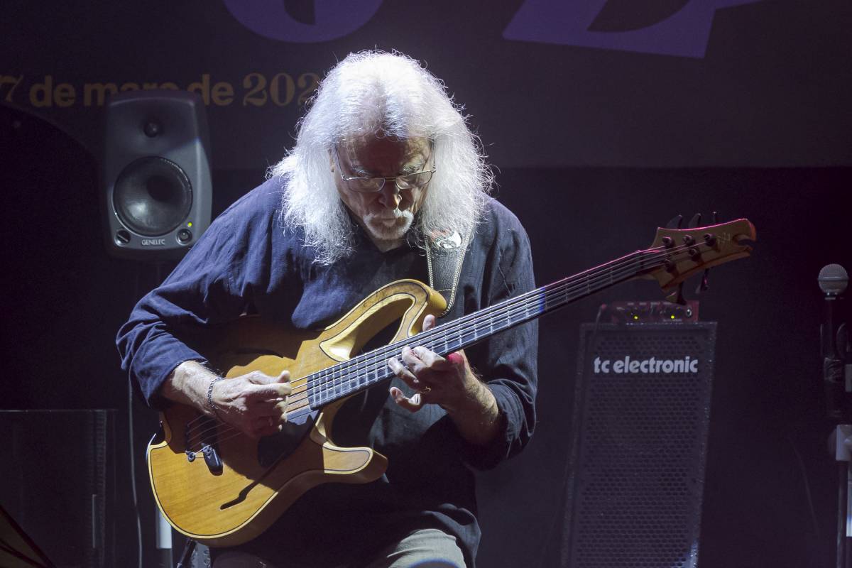 El baixista català, durant l'actuació - Lluís Clotet