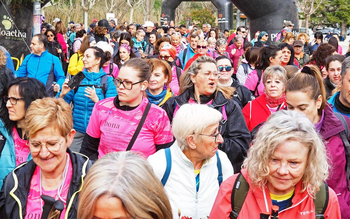 Prop de 350 persones participen en la 5a Caminada de la Dona per tancar el 8-M a Súria