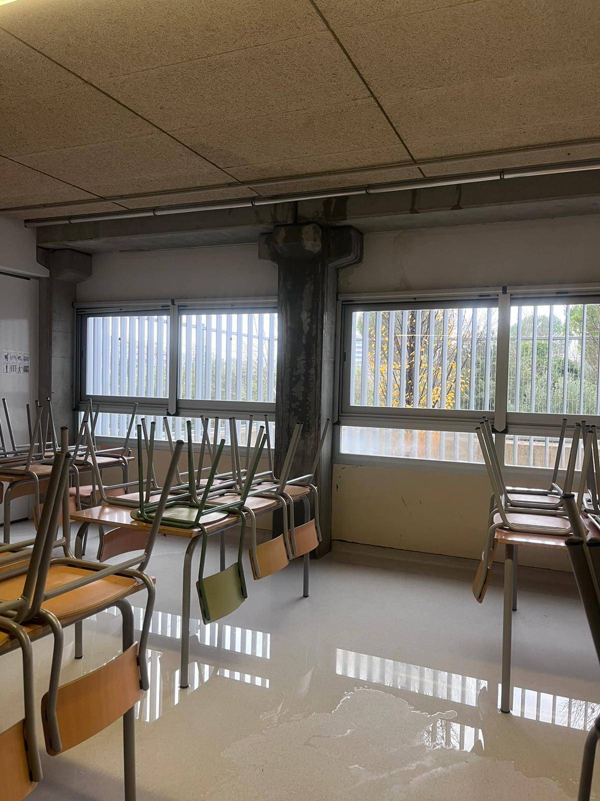Interior d`una de les aules afectada per les goteres a Montcda i Reixac