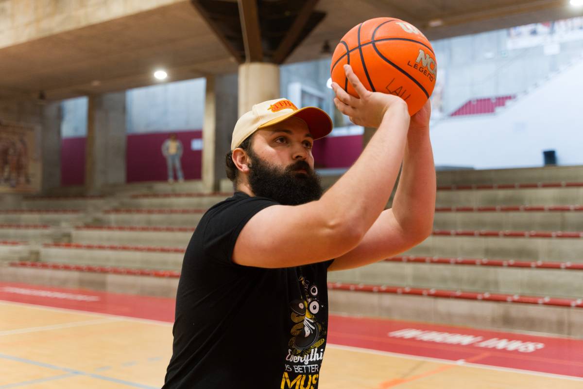 Panisa, fent un llançament al Magic Lau del carrer Jardí