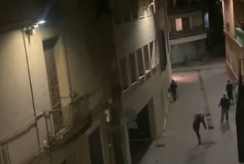 VÍDEO | Trenquen un llum amb un objecte metàl·lic i ho celebren efusivament: més queixes al Centre