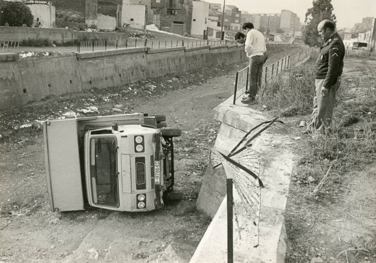 Una furgoneta abatuda a la riera