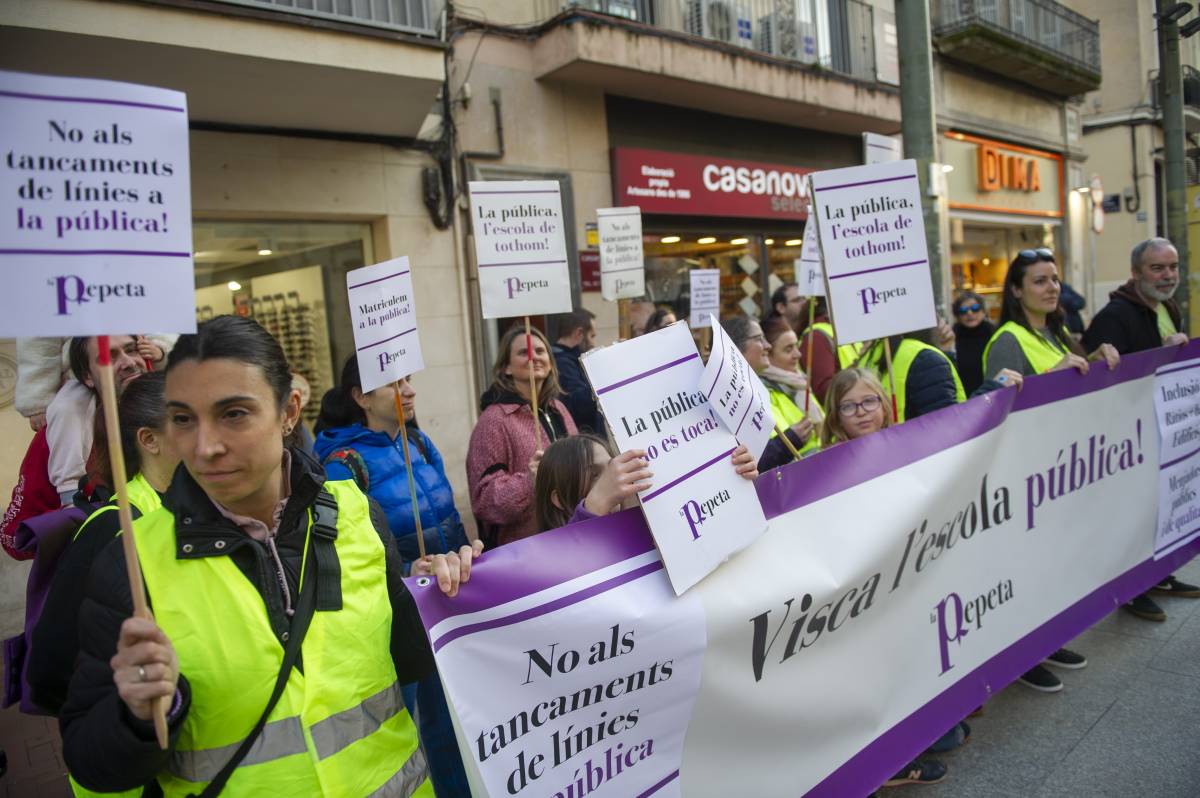 L’Escola Pública surt al carrer contra la reducció de línies