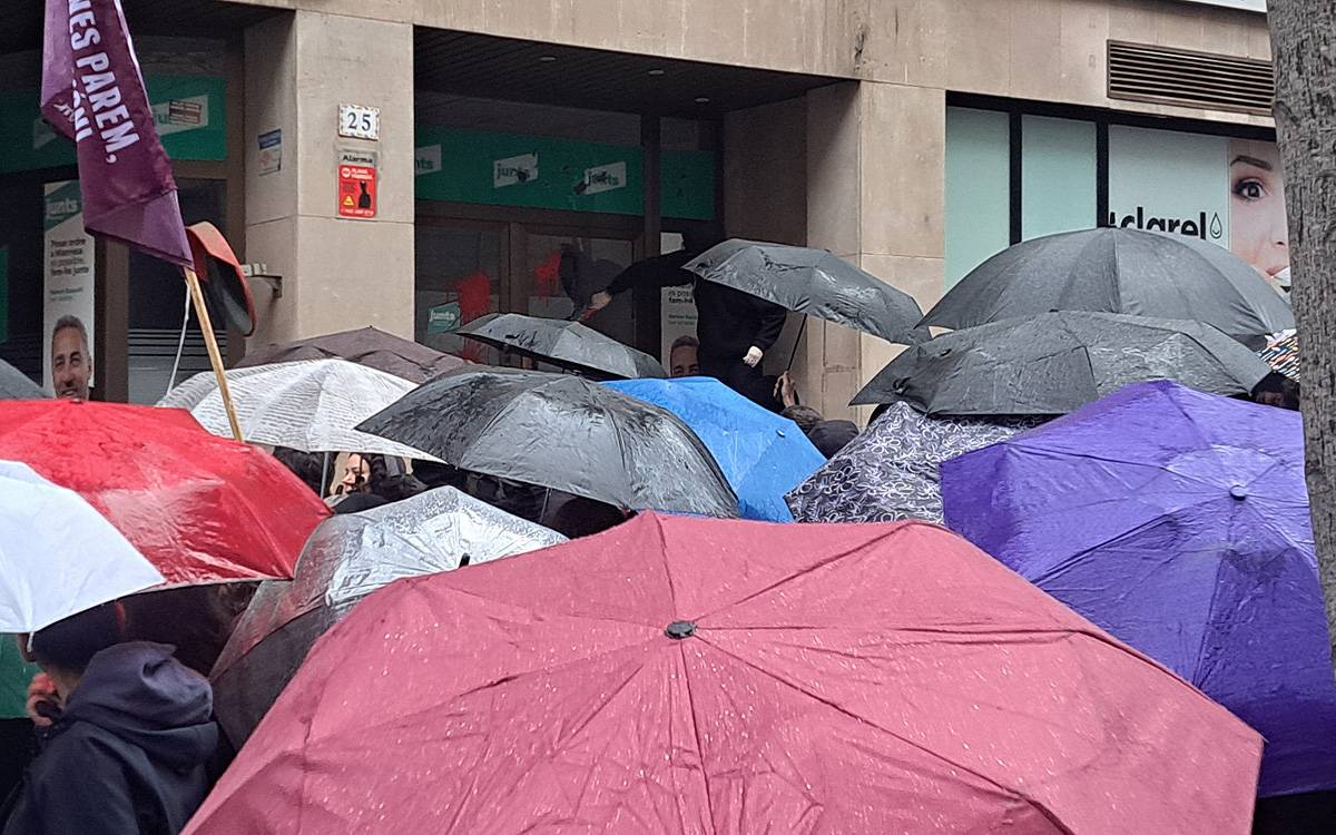 El Comitè 8-M de Manresa assumeix l'acció del 8-M i carrega contra Junts i l'extrema dreta