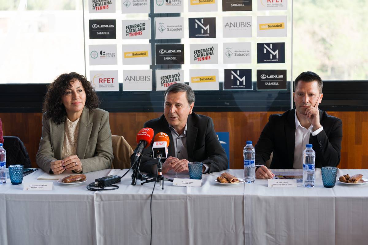 Montse González, August Serra i Jordi Tamayo, durant l`acte de presentació
