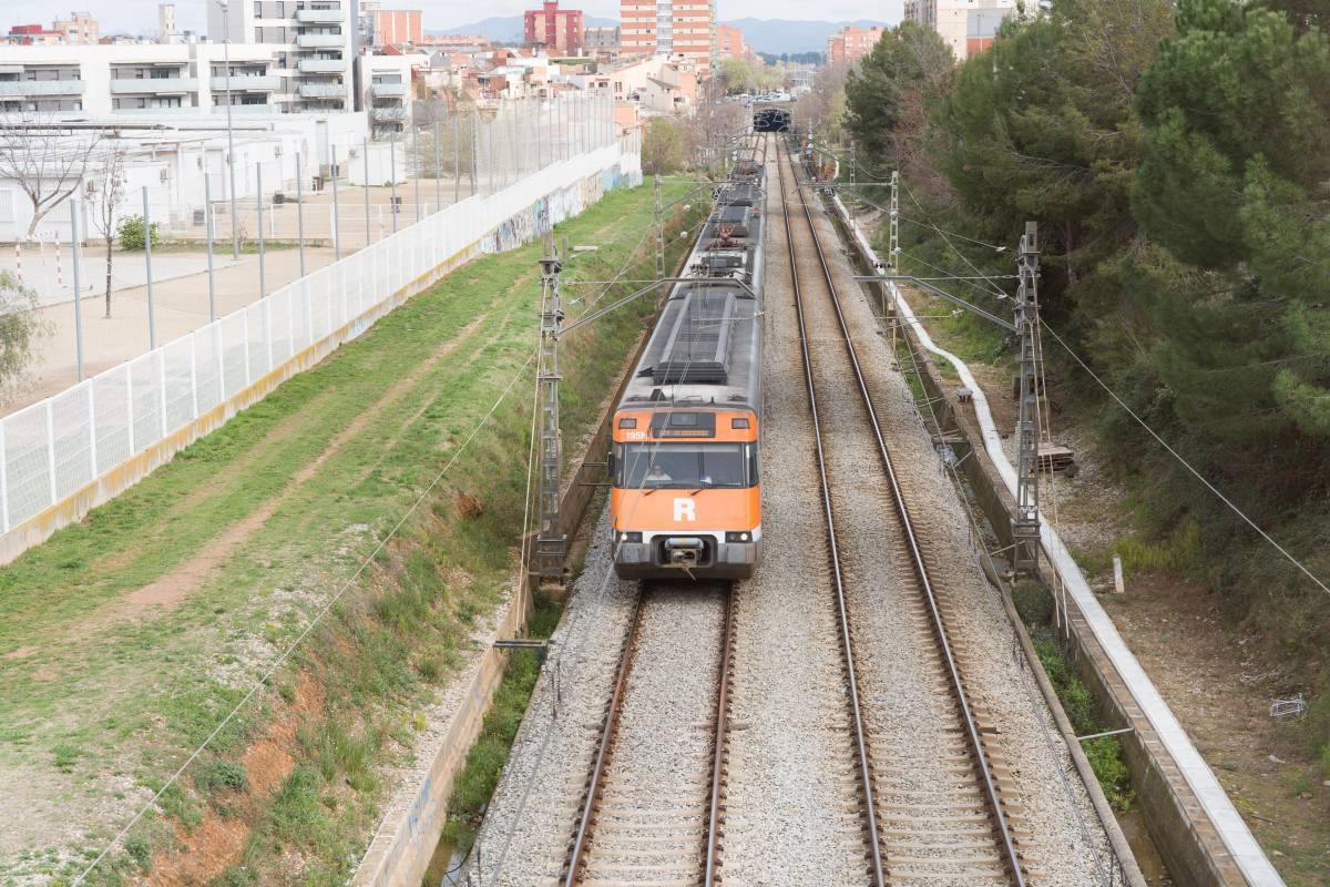 Comença la instal·lació de la tanca a les vies del tren de Can Llong