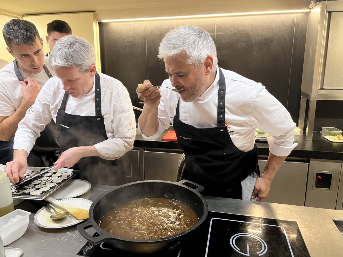 Nandu Jubany elaborant els plats per al menú de Singapore Airlines