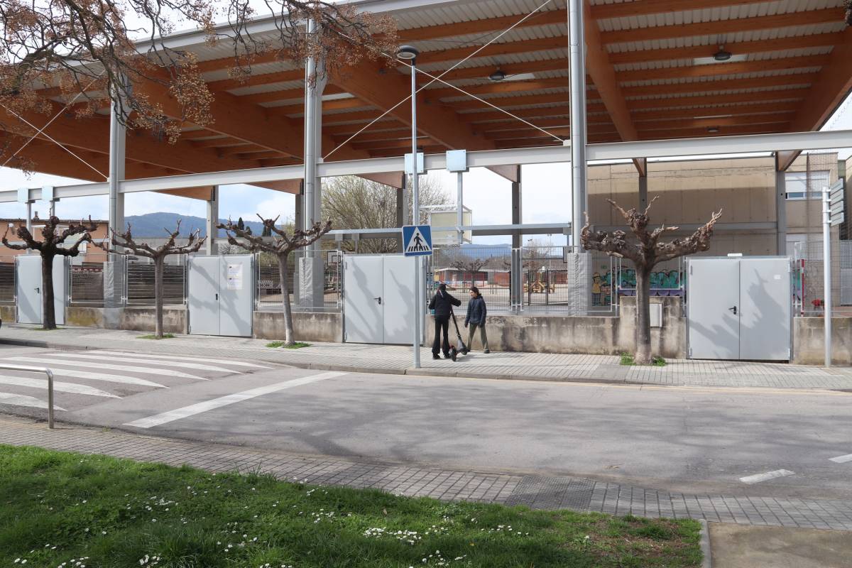 Tres alumnes ferits en una escola de Porqueres per un incident amb un experiment químic
