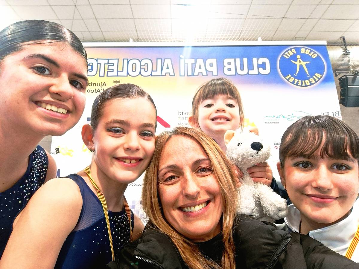 Foto de Xènia Santasusana, Gal.la Casafont, Clàudia Garcia Fornell, Arlet Casafont i Ester Fornell (entrenadora) - Solsona Patí Club 