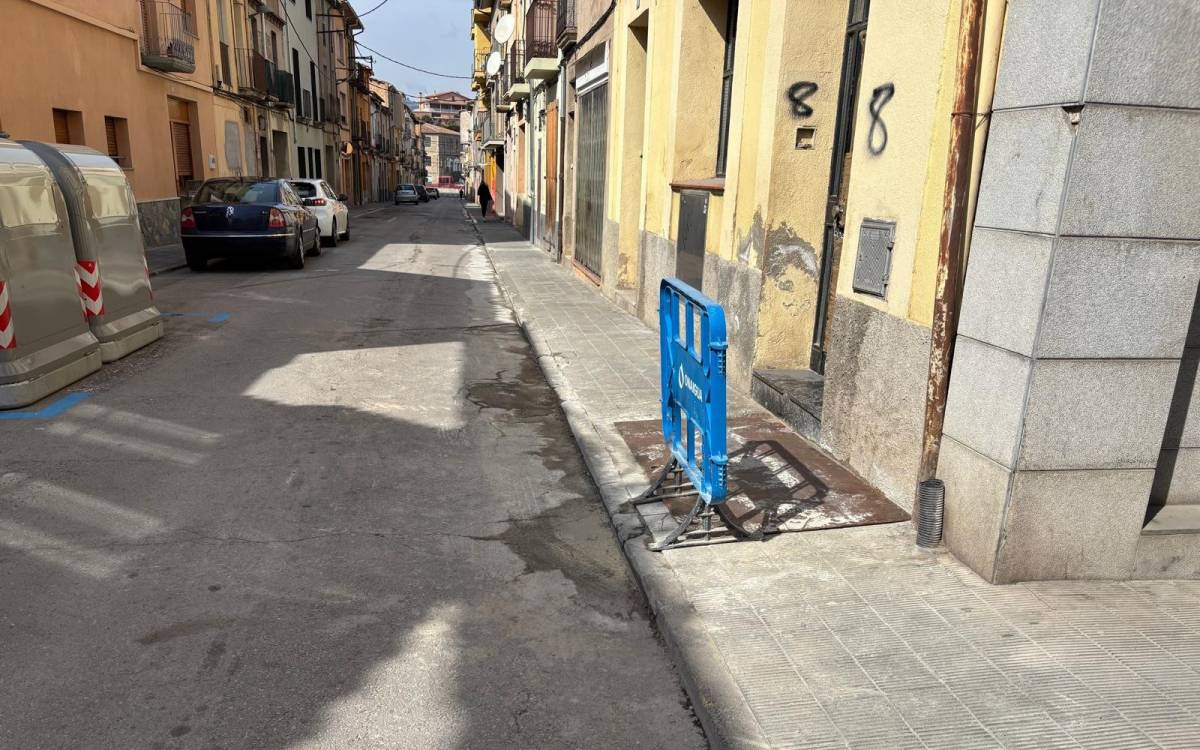 L'Ajuntament de Torelló talla una connexió il·legal d'aigua en un habitatge ocupat del carrer Sant Josep