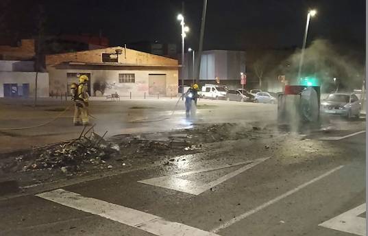 Incendi a Sabadell amb set contenidors cremats i un semàfor mig fos 