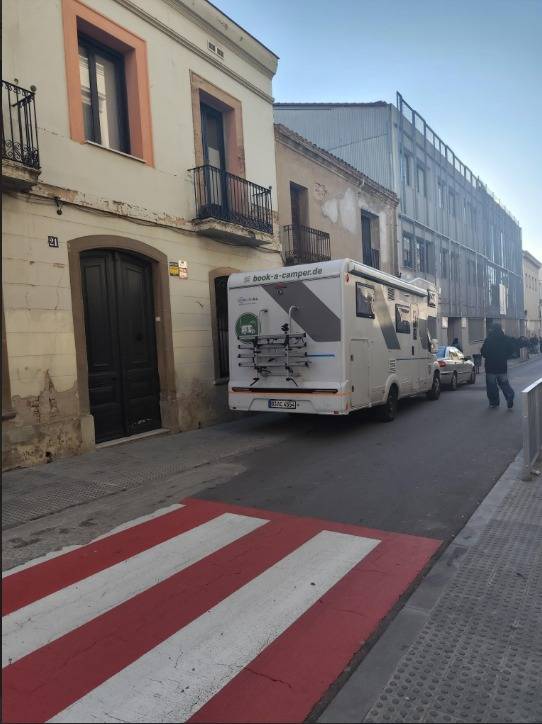 “Els cotxes estacionen sobre la vorera”