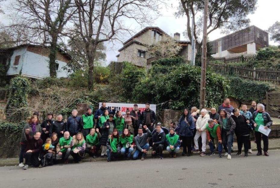 Una mobilització evita el desnonament d'una mare i una filla a Vallgorguina