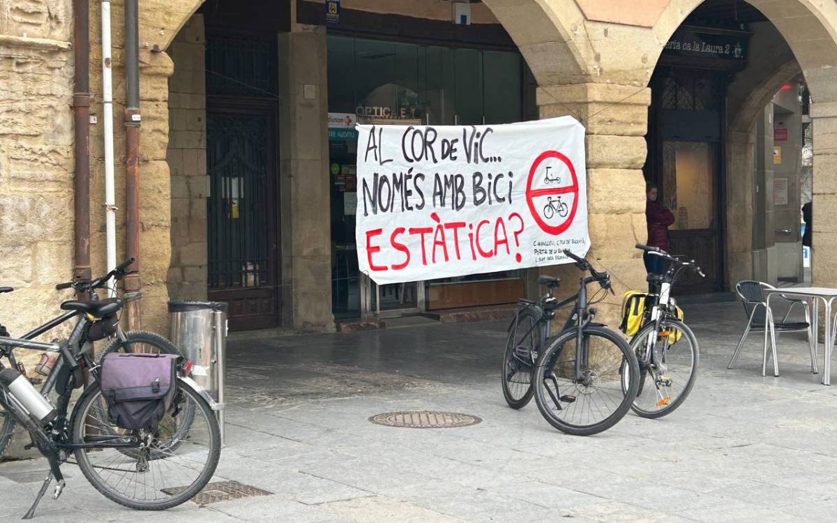 Protesta d'Osona amb Bici a Vic en contra de la prohibició d'anar amb bicicleta en alguns carrers de la ciutat