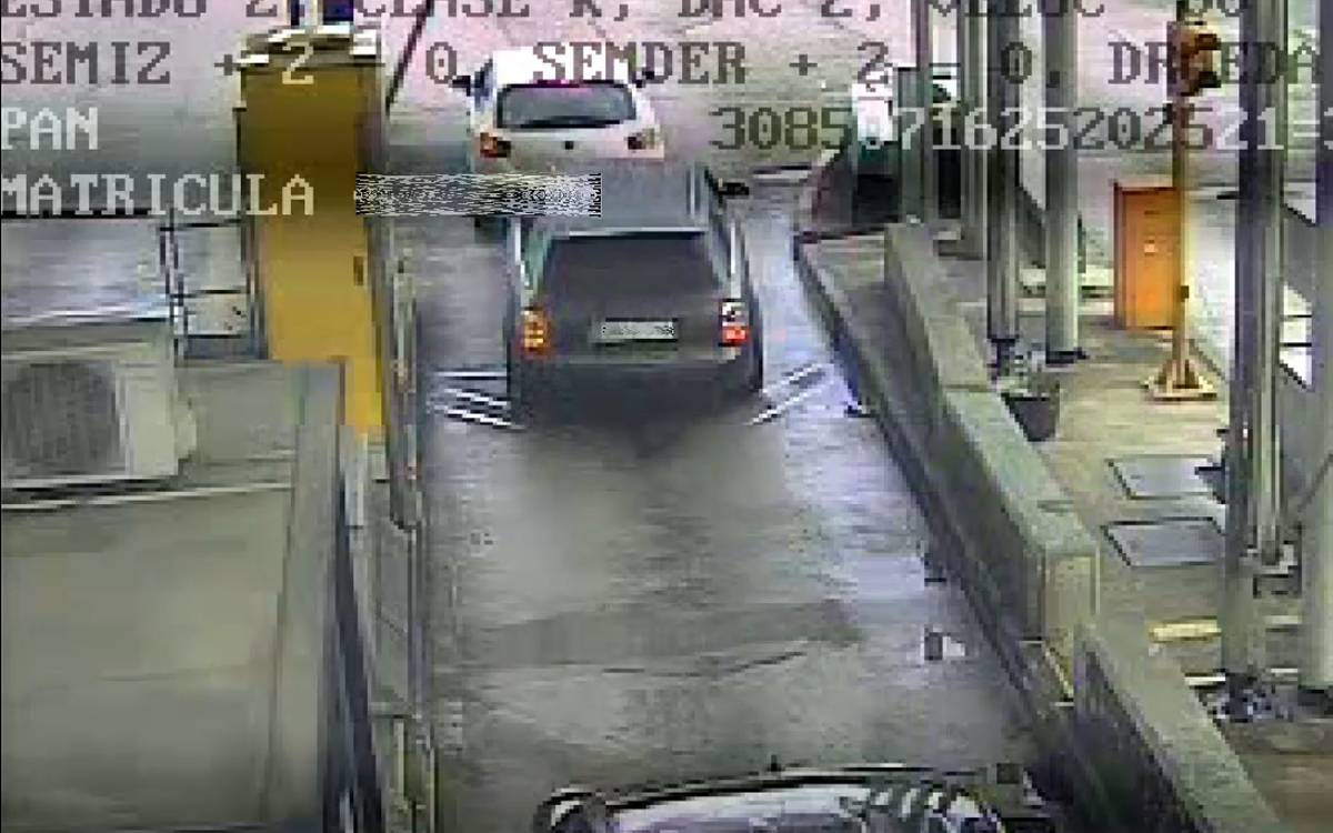 Envesteix un cotxe de Mossos de paisà, dona positiu en drogues i fuig amb el vehicle immobilitzat