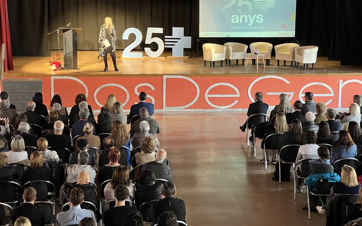 L'actriu Mont Plans i 150 persones bufen les 25 espelmes de l'Equip d'Atenció Primària Artés