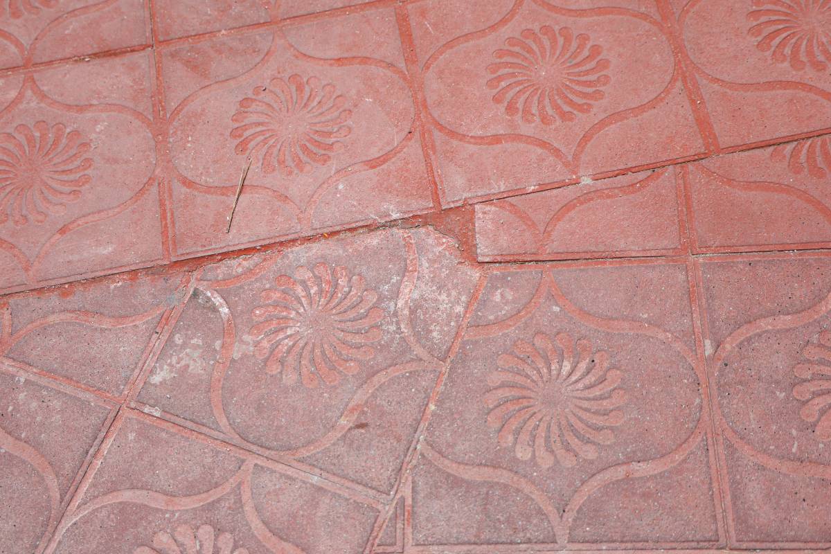 Diferència de tonalitat entre les rajoles al carrer de Sant Antoni