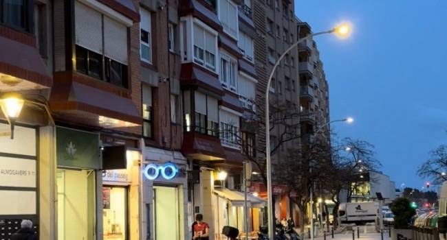 Renoven l'enllumenat del passeig dels Almogàvers