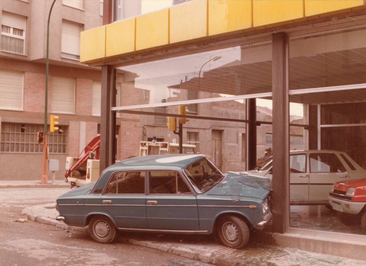 Un vehicle clavat i un tapís dels d’abans