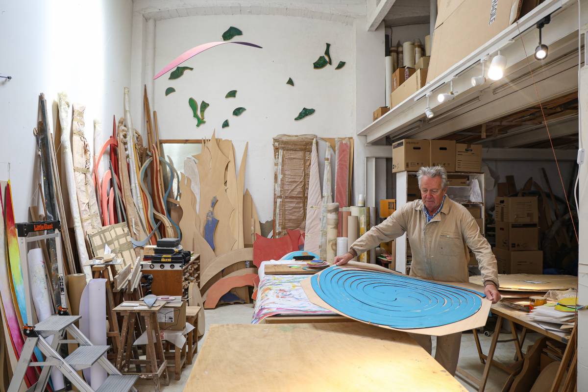 Tom Carr preparant una de les seves construccions artístiques - VÍCTOR CASTILLO Tom Carr preparant una de les seves construccions artístiques