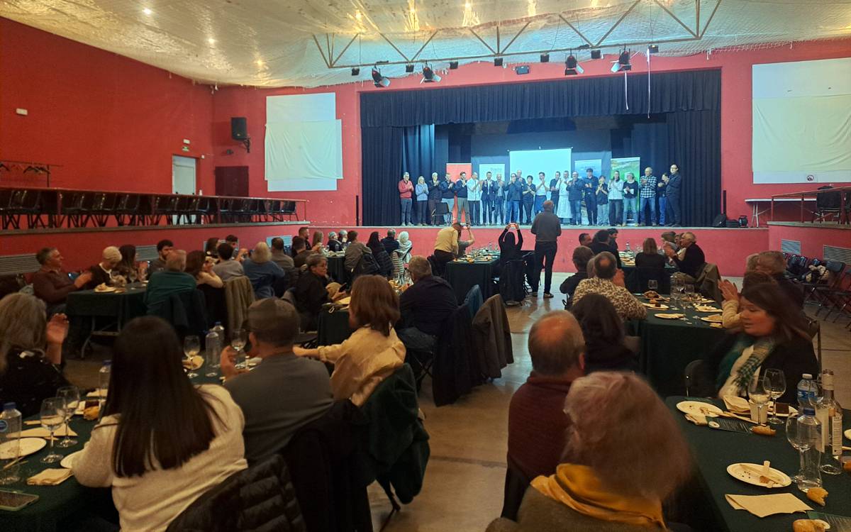 Una vuitantena de persones reivindiquen la col manresana en un sopar a Santpedor