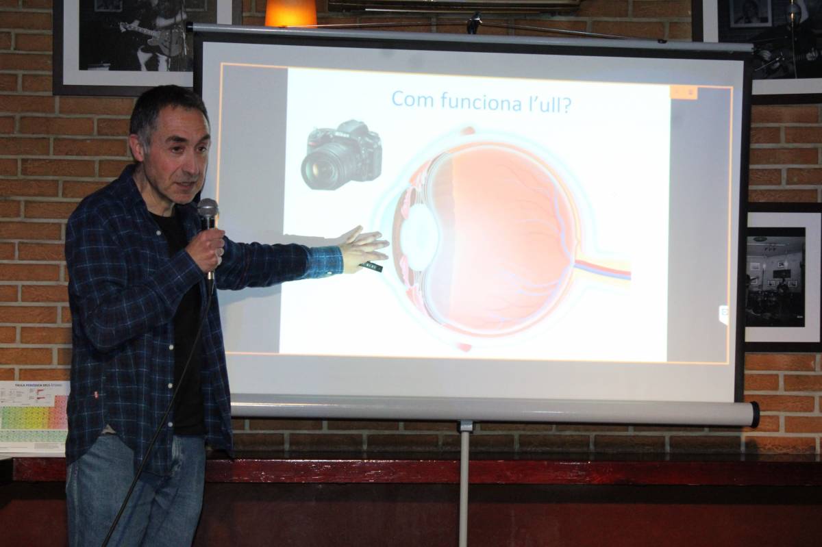 Genís Cardona explicant la miopia - Ramon Estany 