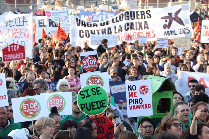 Cartells de la manifestació pel dret a l'habitatge animant a la vaga de lloguers i contra els desnonaments - 