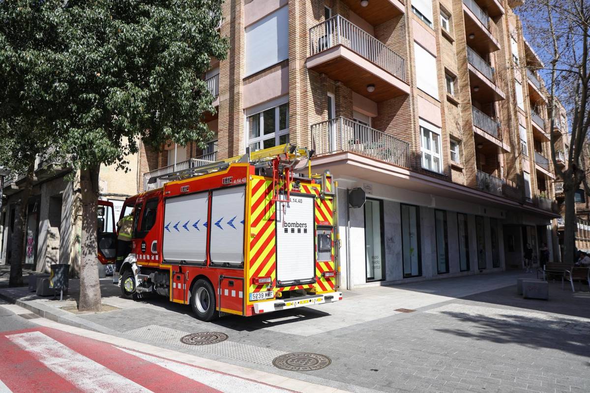 Bombers al carrer de la Indústria de Sabadell