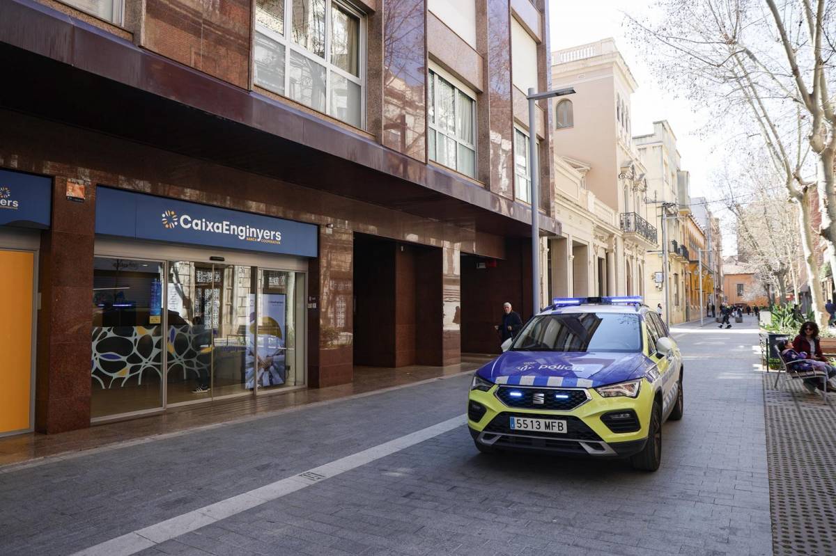 Bombers al carrer de la Indústria de Sabadell