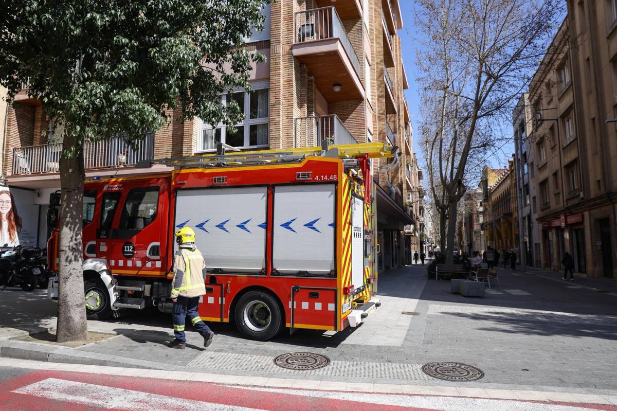 Bombers al carrer de la Indústria de Sabadell