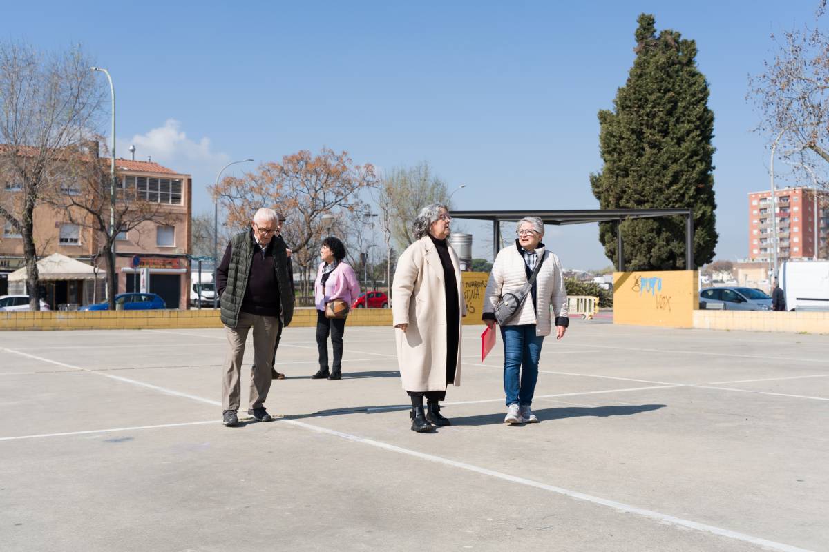 Veïns de Campoamor a la plaça de Picasso - DAVID CHAO