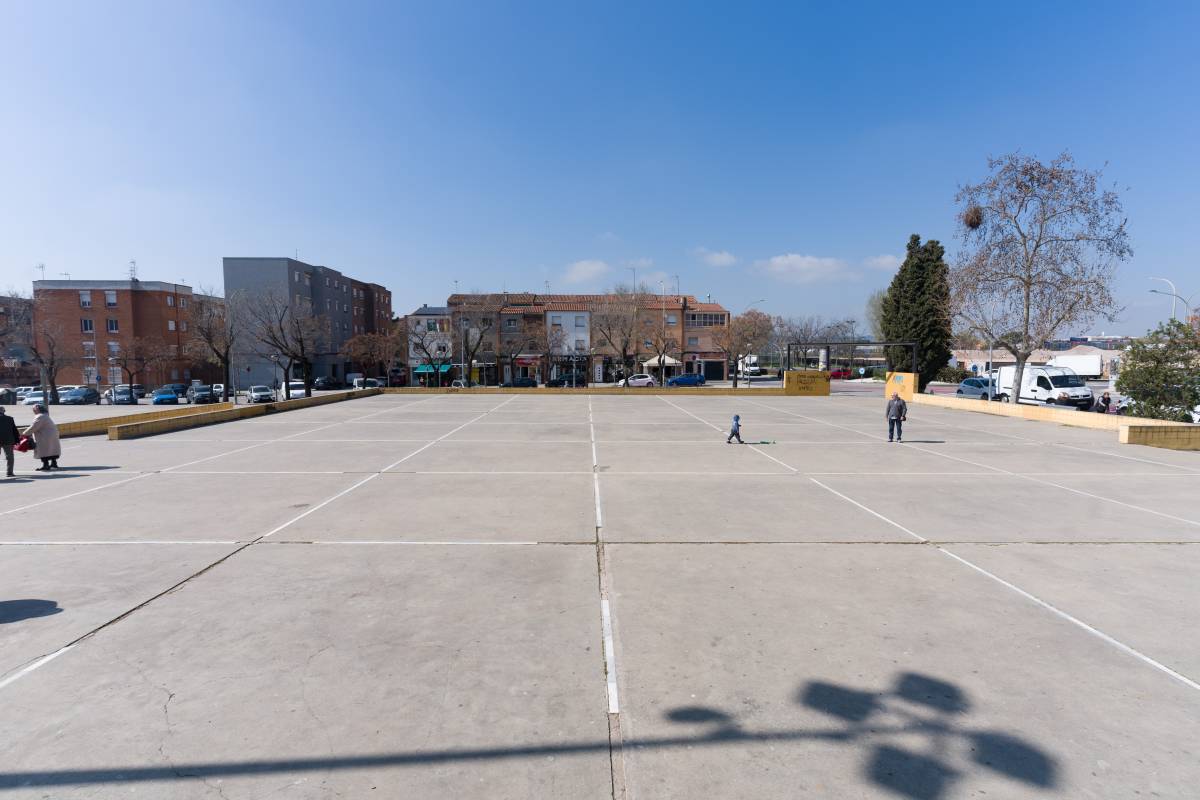 Veïns de Campoamor a la plaça de Picasso - DAVID CHAO