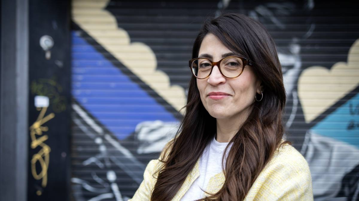 Sonia Andolz fotografiada al barri de Gràcia