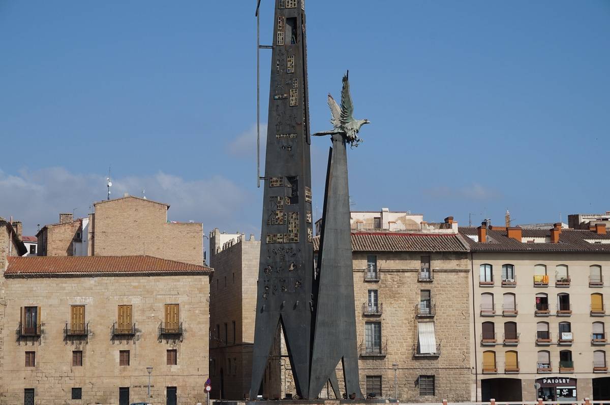 El monòlit, vist des de Ferreries. - Aguaita.cat