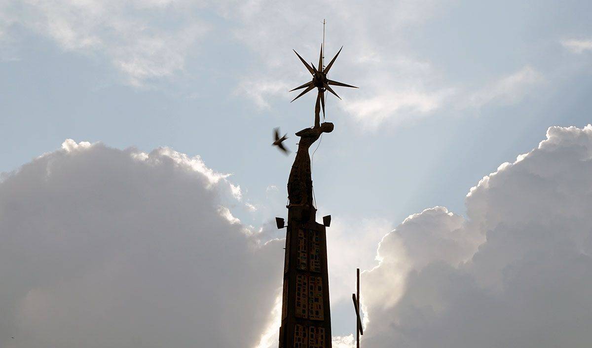 Detall de la figura i l'estel que coronen l'estructura. - Aguaita.cat