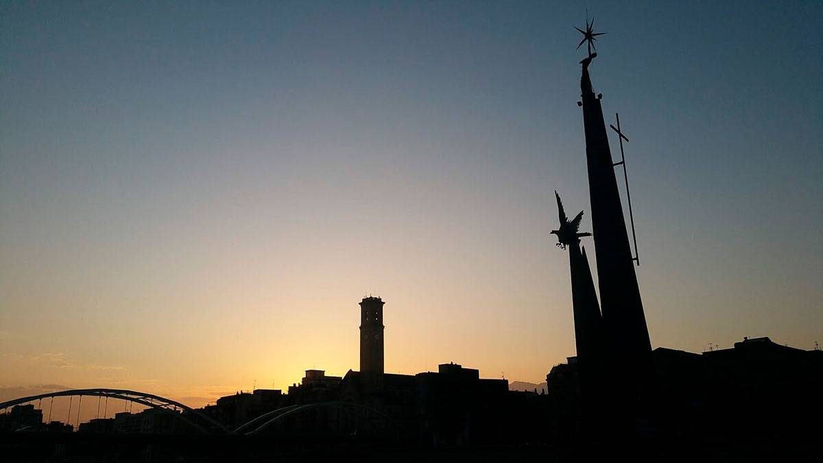 El monument, el campanyar del Roser i el pont de l'Estat, al vespre. - Aguaita.cat