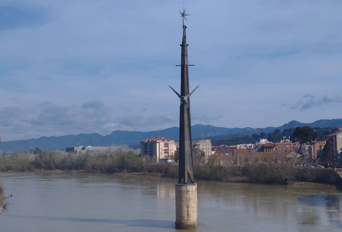 Vista frontal amb el riu Ebre i el monòlit al mig. - Aguaita.cat